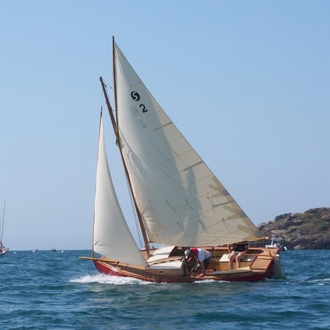 trailerable sailboat with cabin